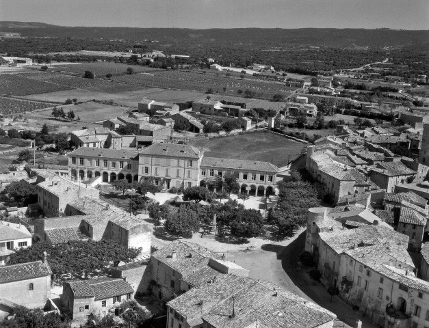 Taulignan.- Vue aérienne de la mairie, de l'école et de la poste.