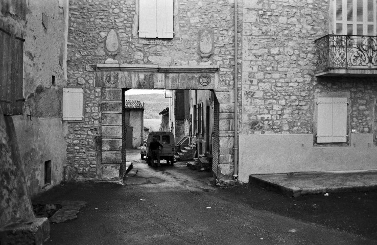 Beaufort-sur-Gervanne.- Les remparts et les abords.