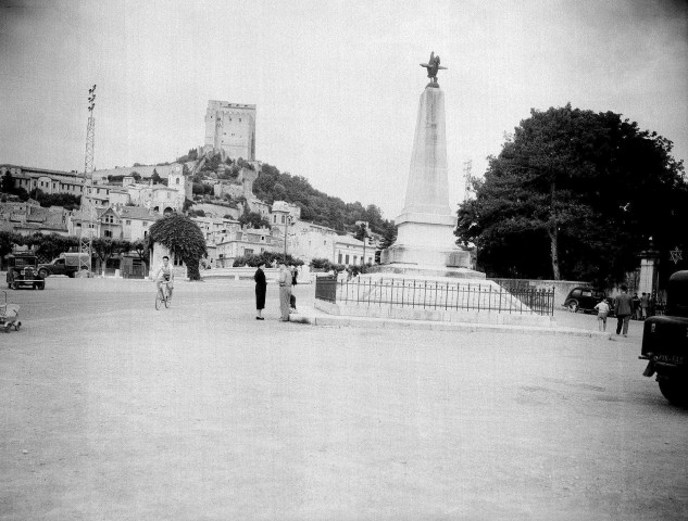 Crest. - La place du Champ de Mars.