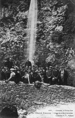 Omblèze.- Groupe de randonneurs devant la cascade de la Grande Pissoire.