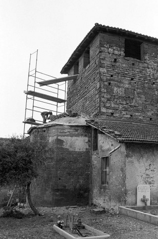 Peyrins. - La chapelle Saint-Ange en travaux de restauration.