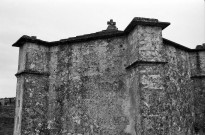 Saint-Restitut.- Façade de la chapelle du Saint-Sépulcre.