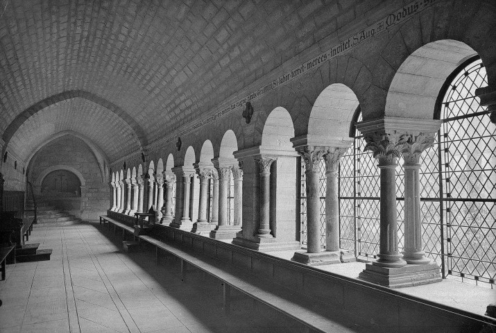 Montjoyer. - Le cloître de l'abbaye Notre Dame d'Aiguebelle.