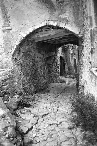 La Bégude-de-Mazenc. - Une ruelle de l'ancien village Châteauneuf-de-Mazenc.