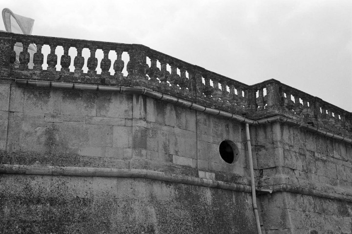 Grignan.- Détail du mur est de la terrasse du château.