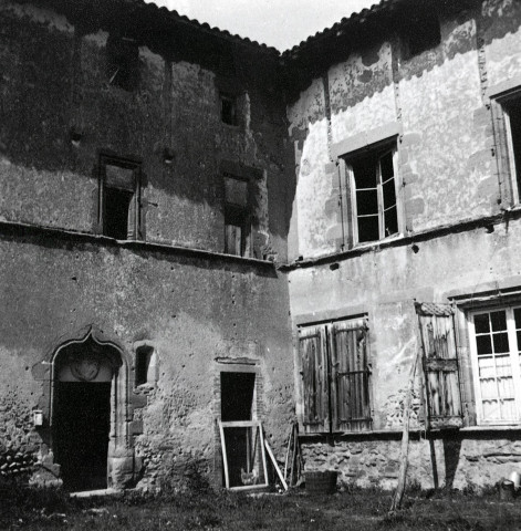 Manthes.- Façades donnant sur la cour intérieure de l'ancien Prieuré de bénédictins de l'ordre de Cluny.