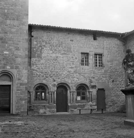 Saint-Donat-sur-l'Herbasse. - La cour du cloître de la collégiale.