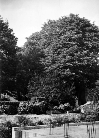 Valence. - Construction "Jouve" devant les jardins du musée.