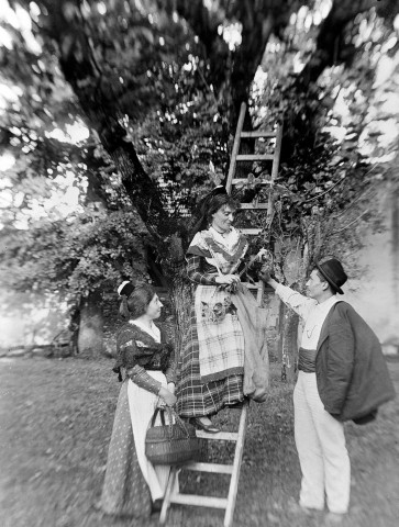 Saint-Thomas-en-Royans.- Jeunes gens costumés.