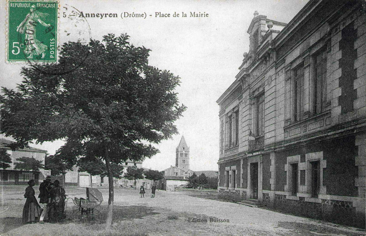 La mairie, l'actuelle place Camille Gervais.