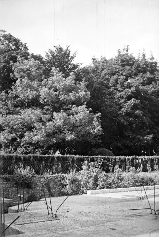 Valence. - Construction "Jouve" devant les jardins du musée.