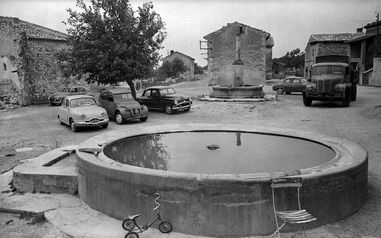 Salles-sous-Bois.- Lavoir et fontaine.