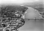 Vue aérienne du pont suspendu construit après la démolition partielle du pont de pierre bombardé le 15 août 1944 par les américains.