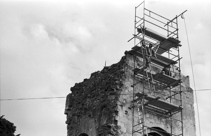 Allan. - Travaux de consolidation de la façade ouest de la chapelle Barbara.