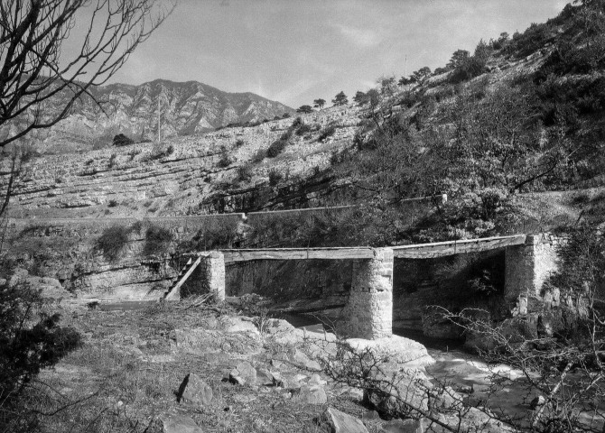 Mornans. - Un pont sur la rivière le Roubion