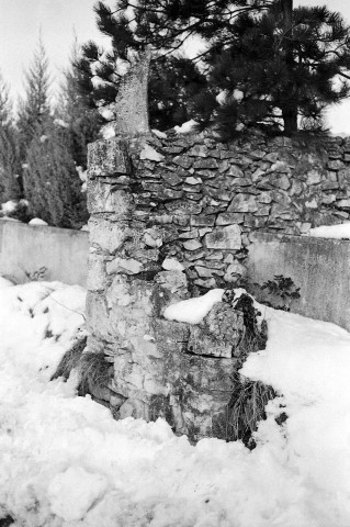 Puygiron. - Ancien mur dans une rue du village.