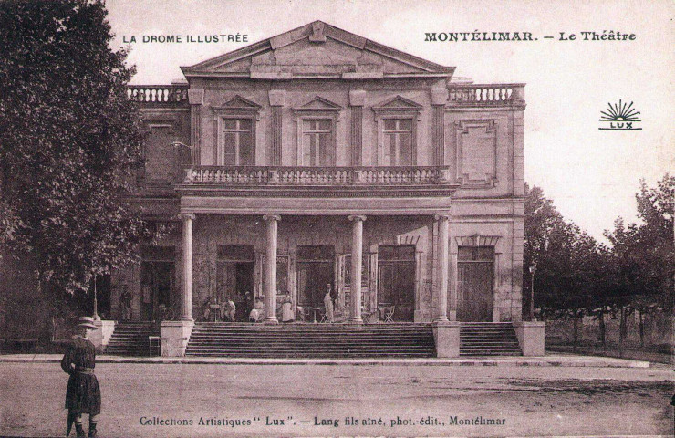 Le théâtre.