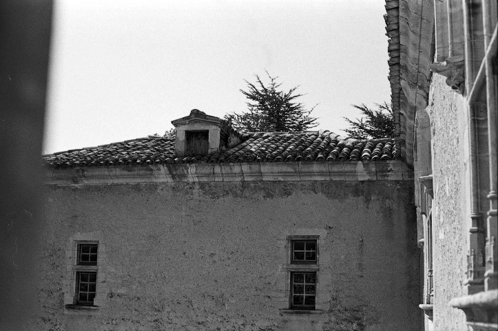 Montjoux. - La façade nord sur cour du château (XVe s.).