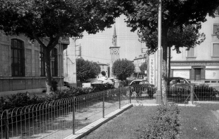 Romans-sur-Isère.- La tour Jacquemart vue de la place du Champ de Mars.