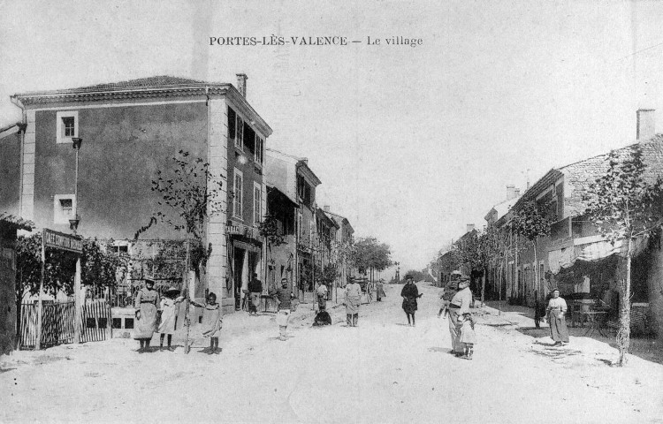 Portes-lès-Valence.- Les platanes plantés en 1910, sur l'actuelle rue Jean Jaurès.