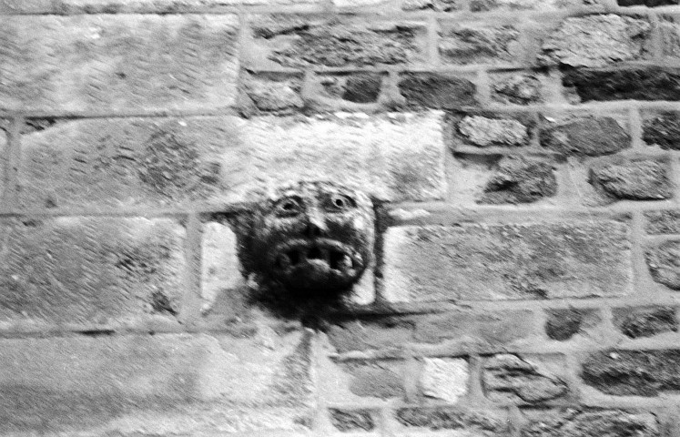 Champagne (Ardèche). - L'église Saint-Pierre, pierre scellée sculptée.