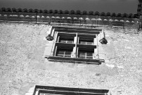 Montjoux. - Fenêtre façade est du château (XVe s.).