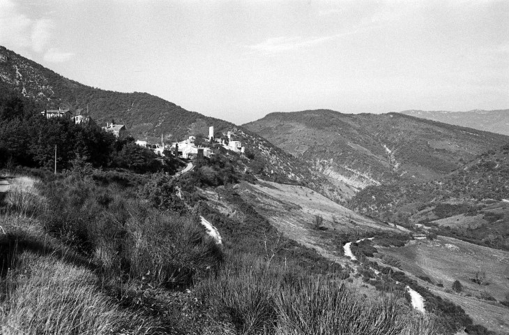 2/Rochebrune. - Vue générale du village.