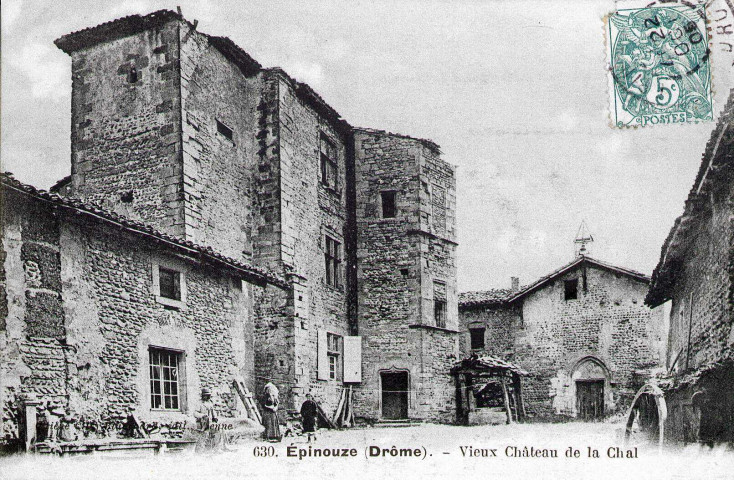 La cour intérieure de la Commanderie de Lachal.