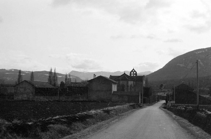 Soyans.- Vue du village et de l'église Saint-Marcel.