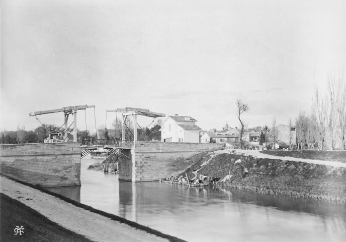 Arles (Bouches-du-Rhône). - Pont-levis sur le canal.