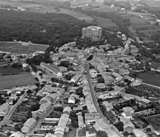 Vue aérienne du village et du château.