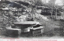 La table et la grotte Rochecourbière où allait se recueillir et écrire Madame de Sévigné.