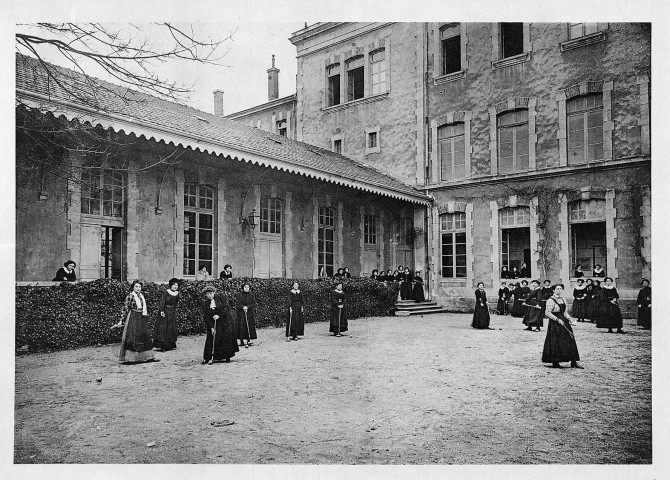 Valence.- La cour de l'École Normale d'institutrices.