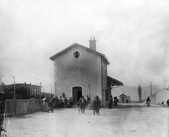 Châtillon-en-Diois.- Un train en gare.