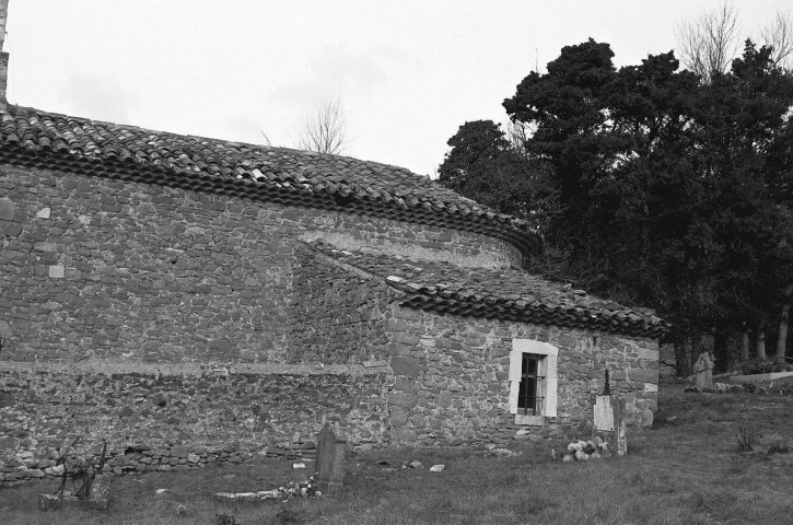 Félines-sur-Rimandoule.- La façade sud et la sacristie de la chapelle Saint-Antoine et le cimetière.