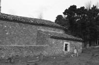 Félines-sur-Rimandoule.- La façade sud et la sacristie de la chapelle Saint-Antoine et le cimetière.