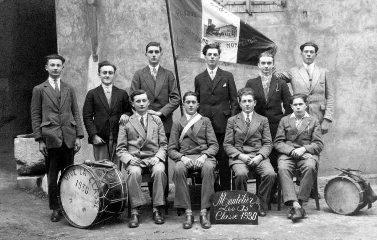 Jeunes gens de la classe 1930.