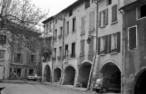 Buis-les-Baronnies. - Arcades au sud de la place du Marché.