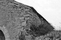 Piégros-la-Clastre.- L'angle sud-ouest de la chapelle Saint-Médard (XIIe s.).