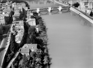 Vue aérienne du pont Vieux sur l'Isère.