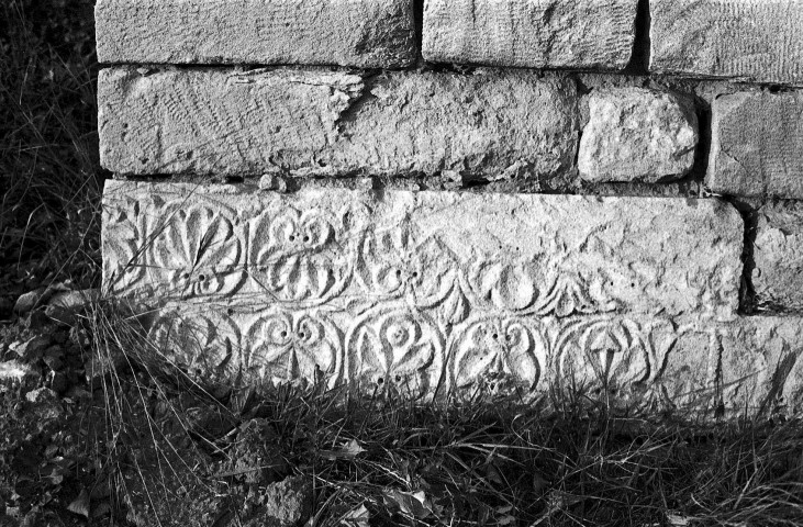 Chantemerle-lès-Grignan. - Pierre de réemploi dans un mur du cimetière.