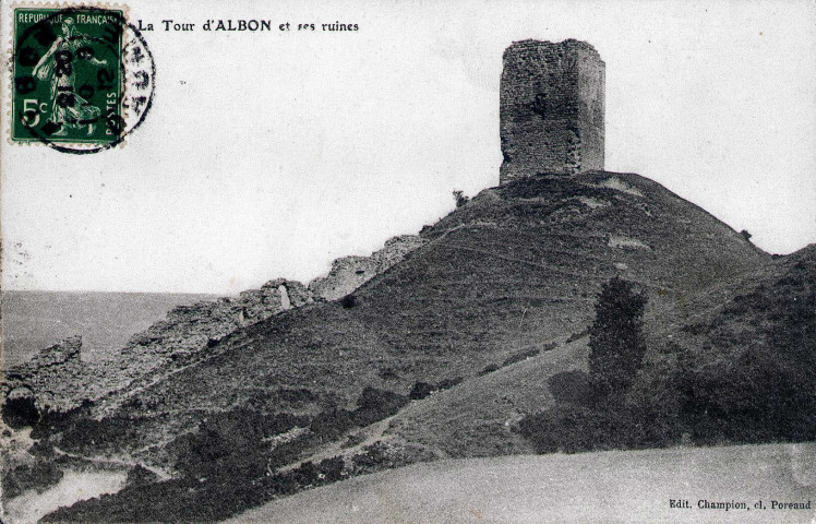 La tour et ruines de forteresse.