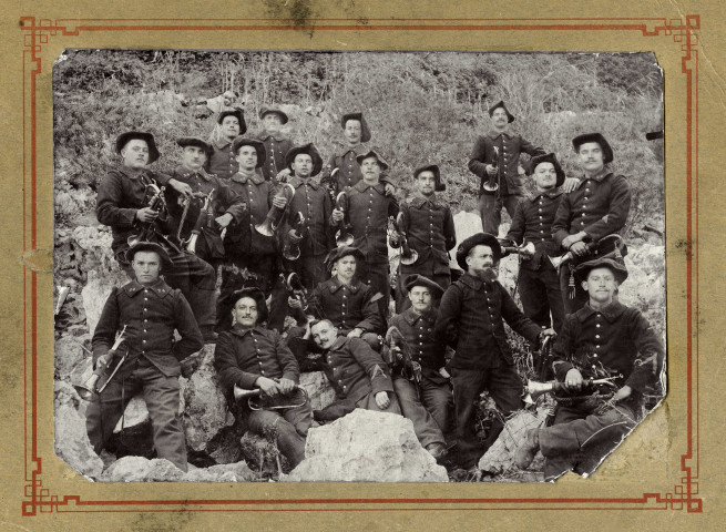 Photographies de groupe du 24ème bataillon de Chasseurs Alpins.