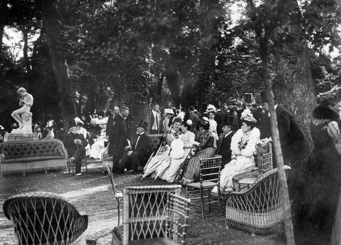 Réception dans les jardins de l'Élysée.