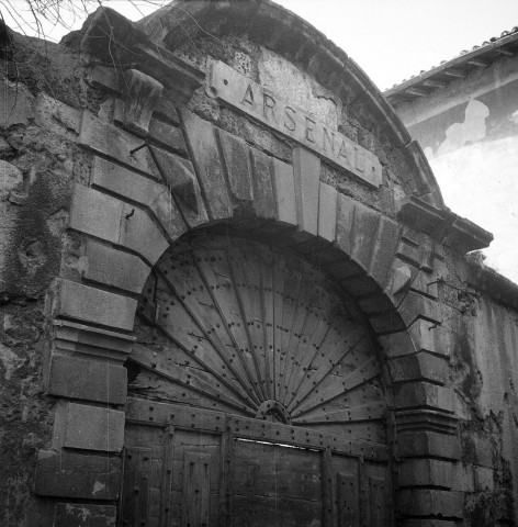 Valence.- Portail de l'ancien couvent Notre Dame de Soyons, basse ville.