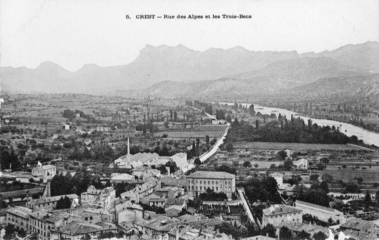 Vue de la Drôme et au fond les Trois Becs.