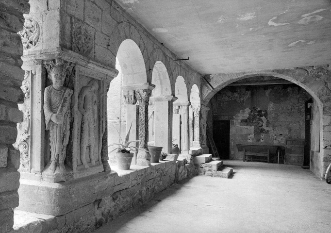 Saint-Donat-sur-l'Herbasse.- La galerie du cloître de la collégiale Saint-Pierre-et-Saint-Paul.