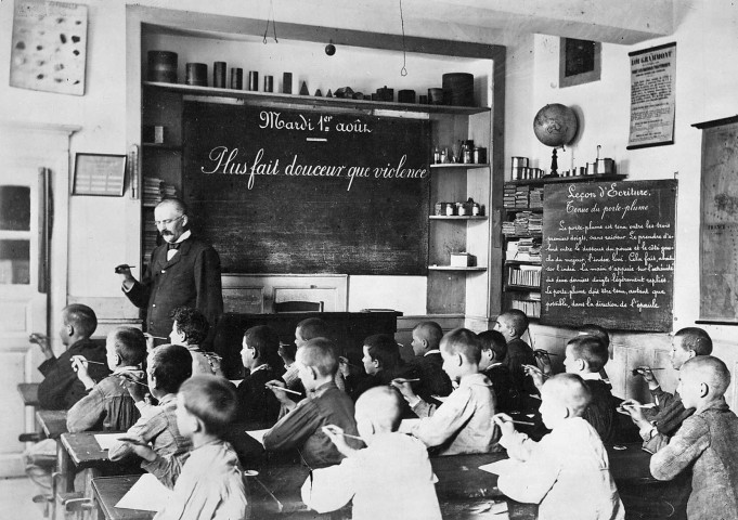 Damvillers (Meuse).- Leçon d'écriture à l'école de garçons.