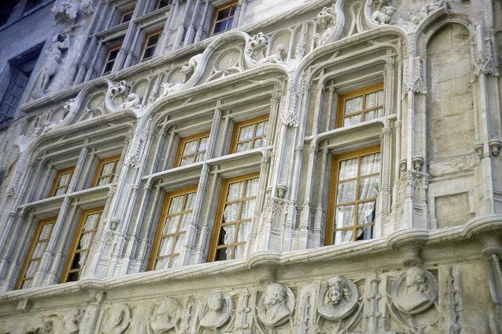 Façade de la maison des Têtes, Grande Rue.