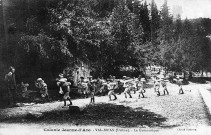 Grâne.- Les enfants de la colonie Jeanne d'Arc au Val Brian, cours de gymnastique.